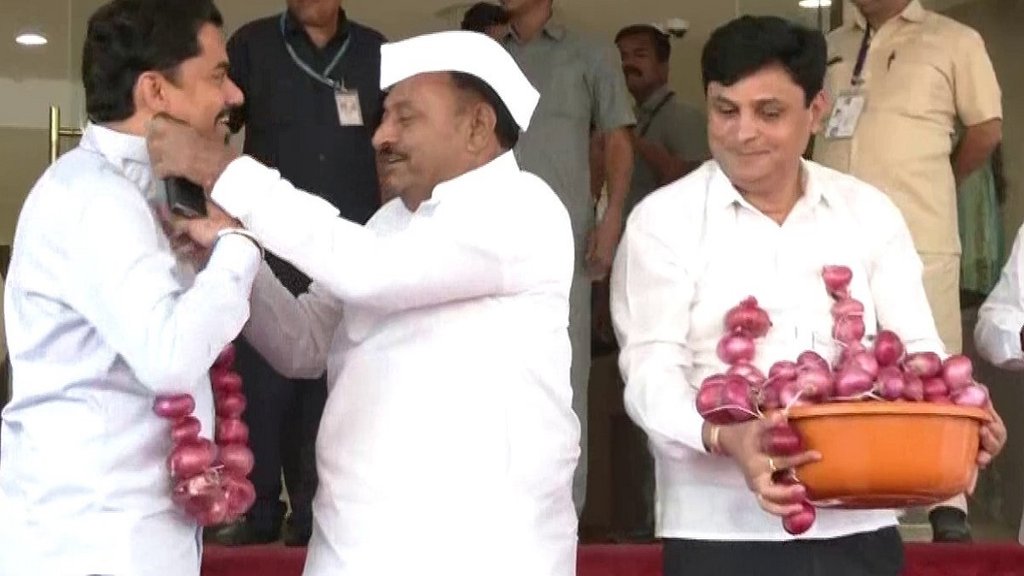 onion price| protest on onion price| Maharashtra Assembly onion price| protest on onion price| Maharashtra Assembly