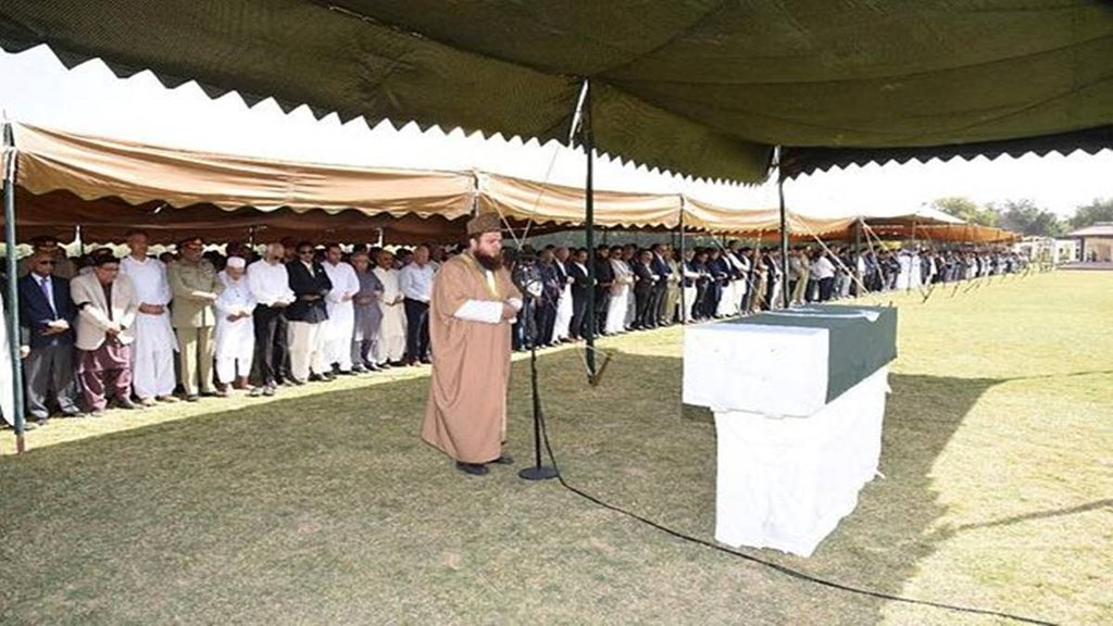 पाकिस्तान के कराची के मालिर गैरीसन में पाकिस्तान के पूर्व राष्ट्रपति परवेज मुशर्रफ के सुपुर्दे खाक में शामिल लोग। (फोटो रायटर)