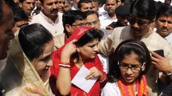 कौन हैं राजा भैया की पत्नी, जिन्होंने ‘देवर’ पर ही दर्ज करा दिया धोखाधड़ी का मामला, राजघराने से रखती हैं ताल्लुक