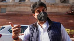 कांग्रेस ने ज्योतिरादित्य सिंधिया के पूर्वजों पर उठाया सवाल तो भड़क गए केंद्रीय मंत्री, कहा- कविताएं कम और इतिहास ज़्यादा पढ़ें