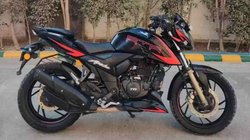 शोरूम जाकर क्यों खर्च करेंगे डेढ़ लाख ? जब आधी से भी कम कीमत में यहां मिल जाएगी टीवीएस अपाचे आरटीआर 200