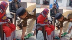 नंगे पैर शिकायत करने थाने पहुंचीं बुजुर्ग महिला तो UP पुलिस के CO ने हाथों से पहनाई चप्पल, वायरल हुई तस्वीर