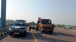 Uttar Pradesh : टायर फटने से लुढ़कती हुई दूसरी लेन में पहुंचकर भिड़ी कारें, चार की मौत- कई घायल