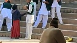 Viral Video: अस्सी घाट पर सिगरेट का कश लगाती दिखीं छात्राएं, मना करने पर भी नहीं मानीं; भड़के लोग तो पुलिस तक पहुंचा मामला