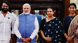 पीएम मोदी की वायरल तस्वीर में दिखा कैमरामैन, सोशल मीडिया लोग बोले- शीशा सब कुछ बता देता है