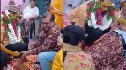 हंसते-हंसते दूल्हे को हल्दी लगा रहा था शख्स, अचानक गिरा और हो गई मौत; वायरल वीडियो देख सन्न रह गए लोग