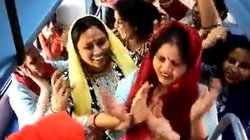 ट्रेन के कोच में भजन गाकर डांस कर रही महिलाओं का वीडियो वायरल, AIMIM नेता बोले- नमाज पढ़ते तो…