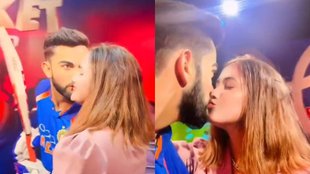 Virat Kohli Kiss| Virat Kohli Fan|