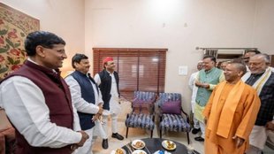 Yogi adityanath II Akhilesh Yadav II Uttar Pradesh