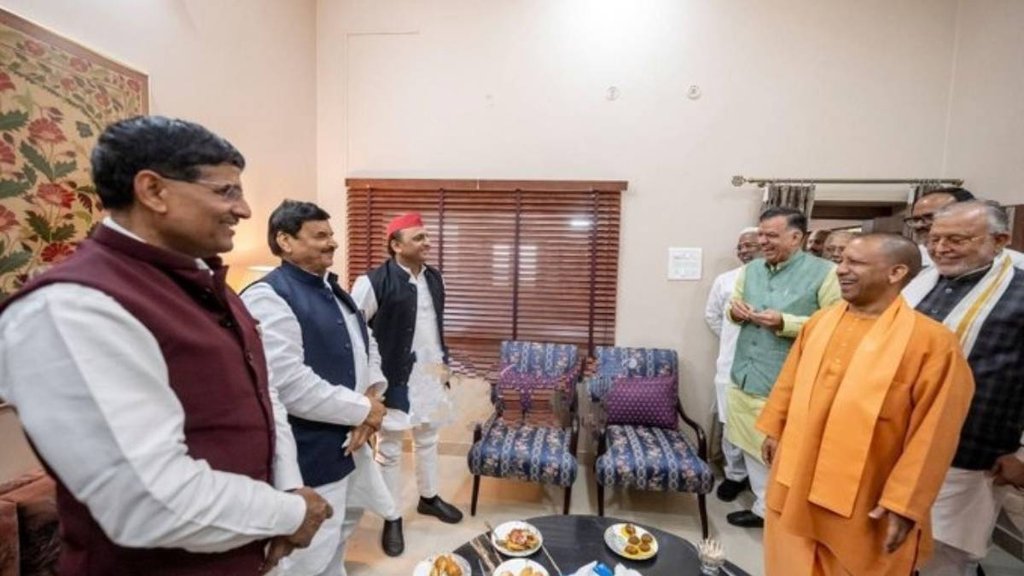 Yogi adityanath II Akhilesh Yadav II Uttar Pradesh