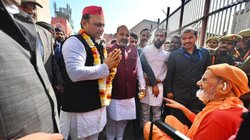 जहां पीएम ने पी थी चाय, वहीं अखिलेश ने भी ली चुस्कियां, रामचरितमानस विवाद के बीच लिया बजरंगबली का आशीर्वाद