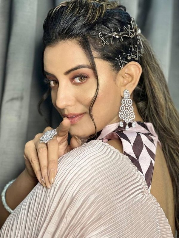 AKSHARA SINGH IN SAREE AND SAFETYPIN KA JAAL