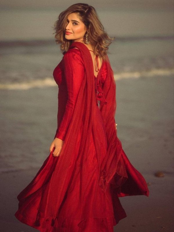 ARTI SINGH IN RED SUIT LOOK