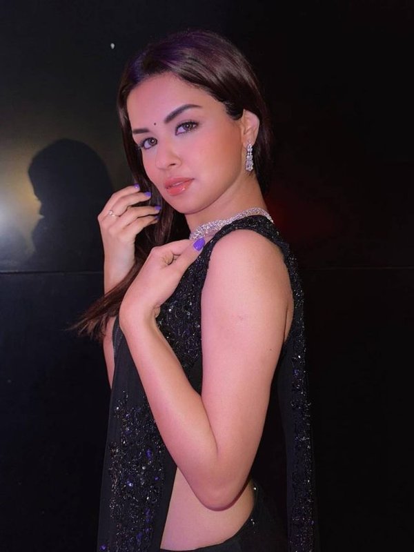 AVNEET KAUR DESI SWAG