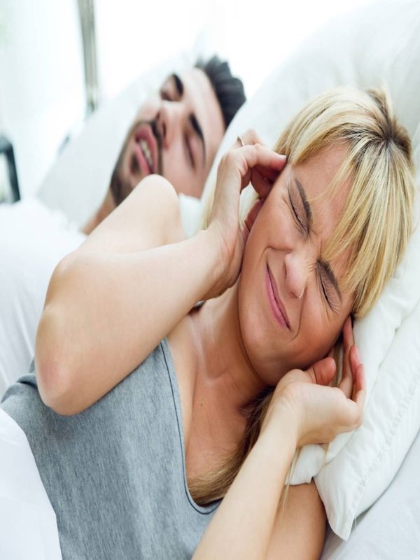 Young woman who can not sleep because her husband snores.