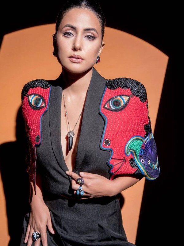 HINA KHAN BOLD LOOK