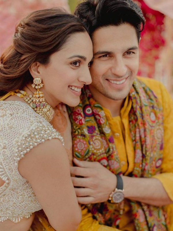 KIARA ADVANI AND SIDHARTH MALHOTRA IN LOVE ROMANCE