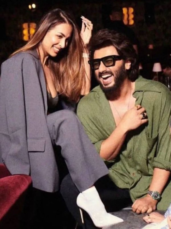 MALAIKA ARORA-ARJUN KAPOOR GEETING ENGAGED