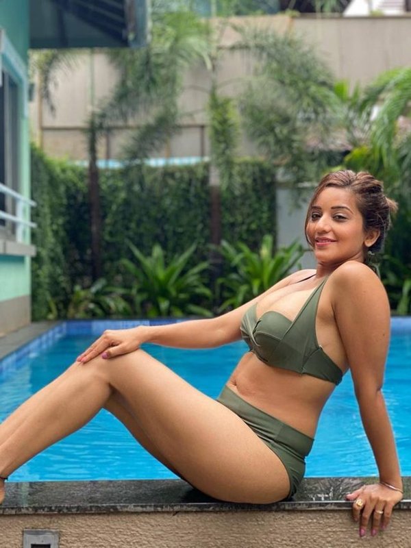 MONALISA IN BIKINI LOOK AT SWIMING POOL