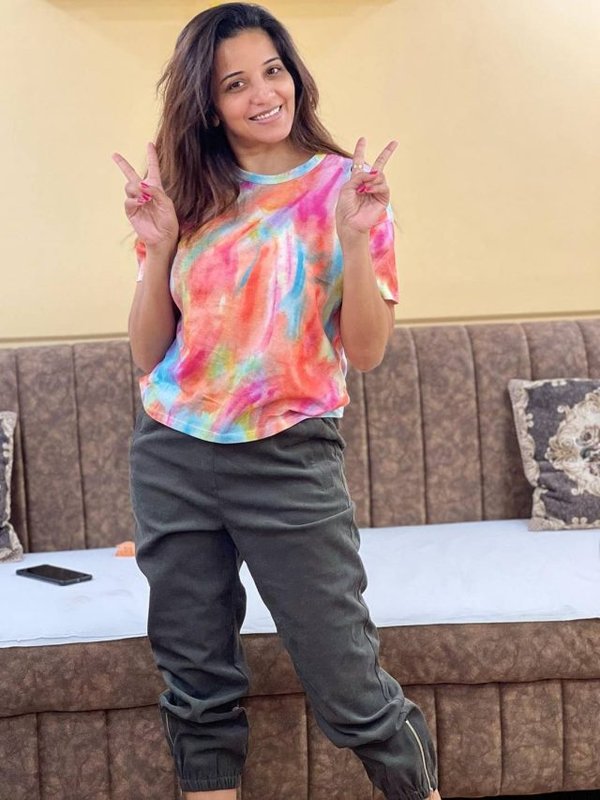 MONALISA IN HOLI COLOUR