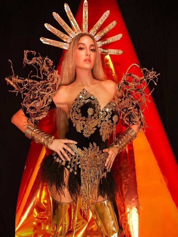 NORA FATEHI 7 BOLD LOOKS