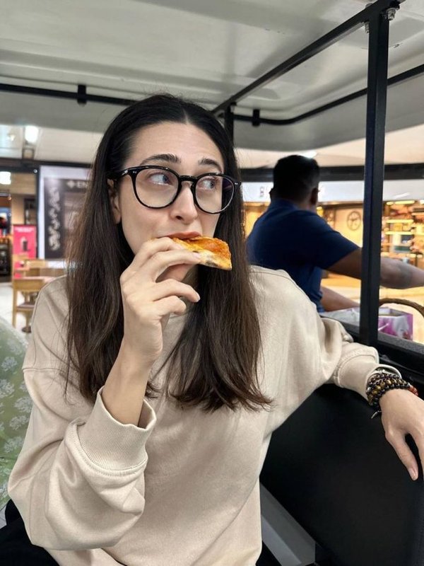 cropped-PIZZA-LOVER-KARISHMA-KAPOOR-FITNESS-SECRET.jpeg