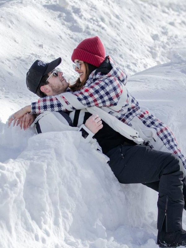 PRIYANKA CHOPRA ROMANCE WITH HUSBAND NICK