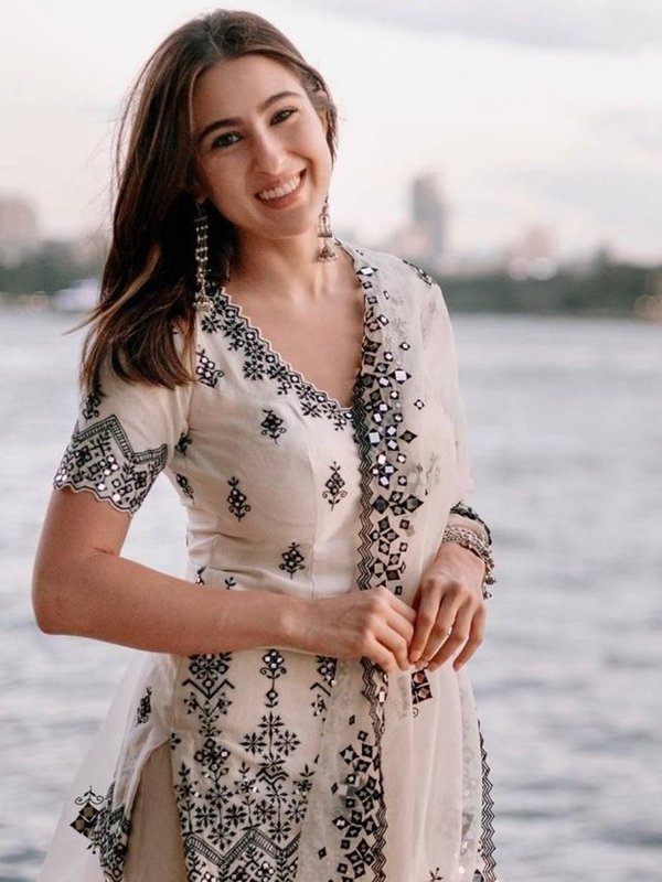 SARA ALI KHAN DESI SWAG IN FOREIGN COUNTRY