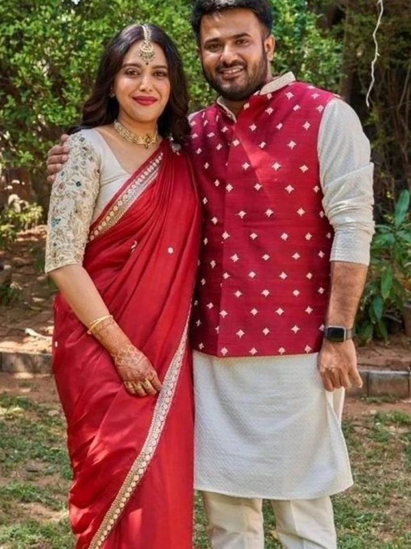 SWARA BHASKAR WORE 40 YEARS OLD SAREE OF HER MOM