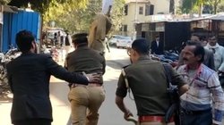 Uttar Pradesh: जलाने की तैयारी कर रहे वकीलों से सीएम का पुतला लेकर भागी पुलिस, वीडियो शेयर कर अखिलेश यादव ने ऐसे की खिंचाई