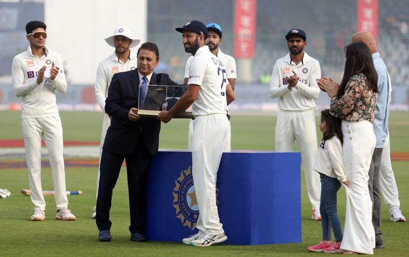 Sunil Gavasker awarding Cheteshwar Pujara