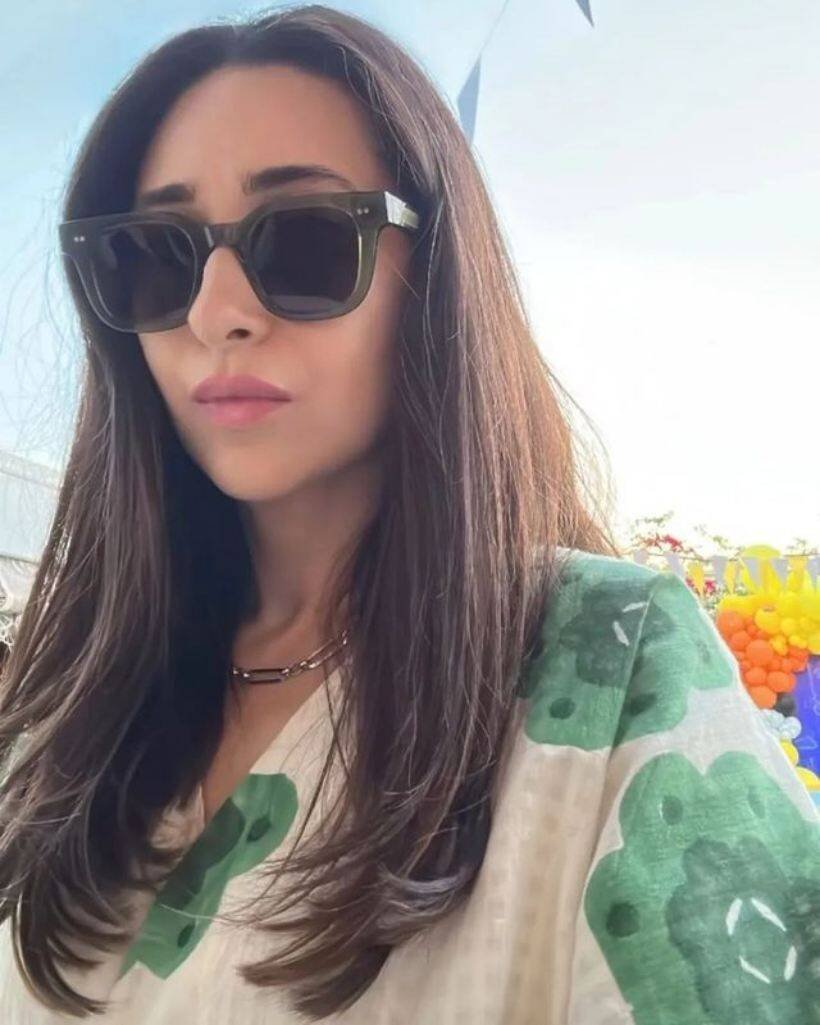 karishma kapoor selfie