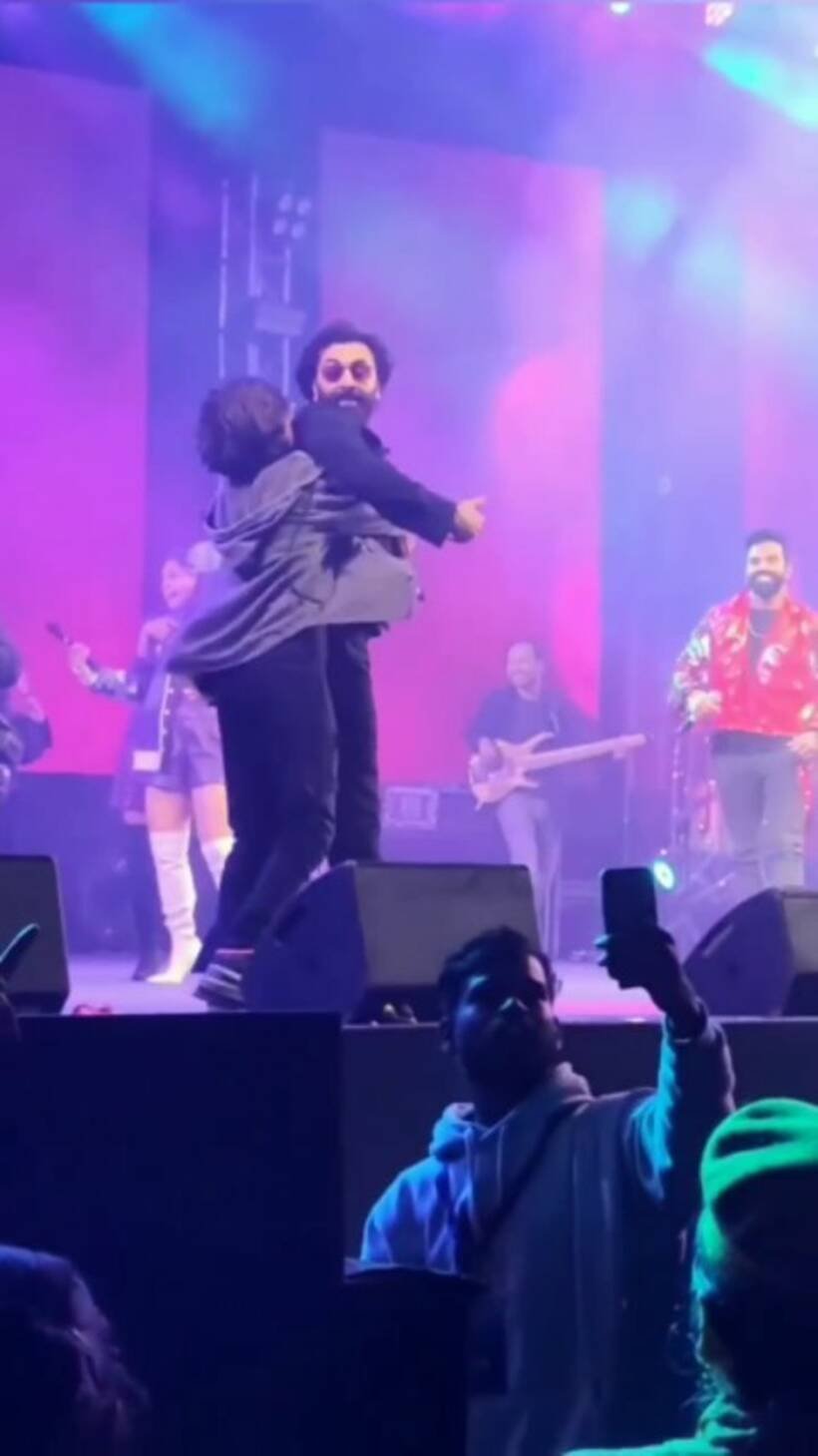 Fans trying to hug Ranbir Kapoor