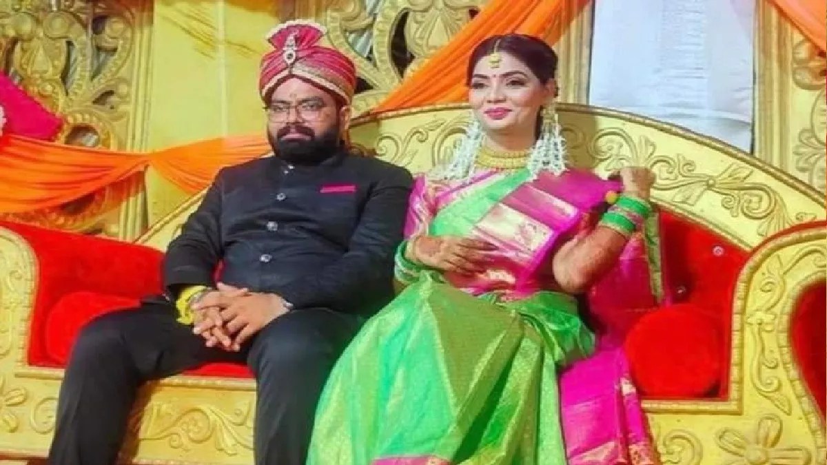 एंकर के सवाल पर खीझी नेहा सिंह राठौर ने छोड़ा मंच, पढ़िए वायरल वीडियो पर लोगों के रिएक्शन