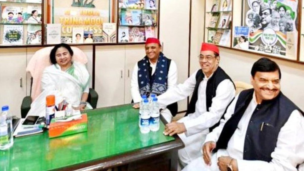 Akhilesh Yadav| Akhilesh Yadav Stool| Akhilesh Yadav Photo|