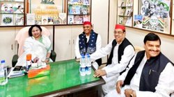 अखिलेश यादव ने चाचा शिवपाल के साथ CM ममता बनर्जी से की मुलाक़ात, ‘प्लास्टिक की कुर्सी’ और ‘स्टूल’ का जिक्र कर लोगों ने ऐसे की खिंचाई