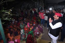 अमेठी बड़े लोगों को नहीं बड़े दिलवाले लोगों को चुनेगा- अखिलेश यादव ने स्मृति ईरानी पर कसा तंज, आये ऐसे कमेंट्स