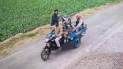 ठेले पर बैठकर भागते अमृतपाल की फोटो वायरल, सोशल मीडिया पर मजे ले रहे लोग