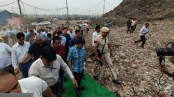 कूड़े पर लगे ग्रीन कार्पेट पर चले अरविन्द केजरीवाल, मनोज तिवारी बोले- क्योंकि राजा हैं साहेब