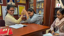 हौसले की उड़ान: चुनौतियों से भागने वालों के लिए मिसाल हैं इंदौर की गुरदीप कौर वासु, संकेतों की भाषा में करती हैं बात