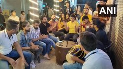 कैफ़े के बाहर हनुमान चालीसा पाठ करते युवाओं का वीडियो वायरल, लोग कर रहे ऐसे कमेंट्स