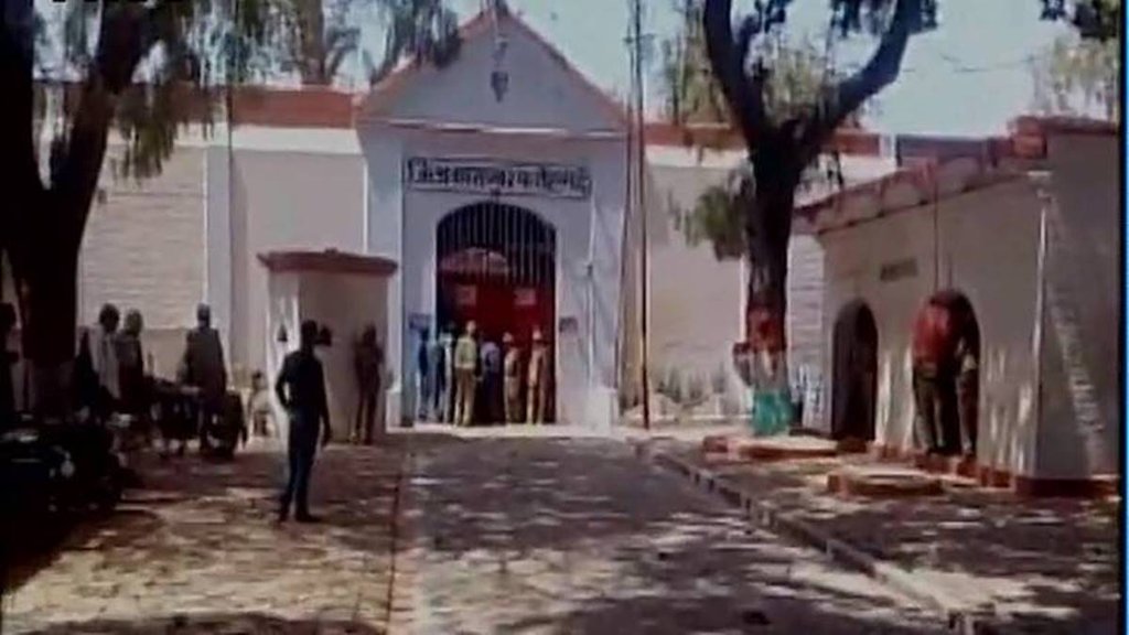 यूपी: माफिया के लिए ऐशगाह से कम नहीं हैं जेल, पिस्तौल से लेकर बेगम तक सबका है जेल में आने का जुगाड़