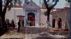 यूपी: माफिया के लिए ऐशगाह से कम नहीं हैं जेल, पिस्तौल से लेकर बेगम तक सबका है जेल में आने का जुगाड़