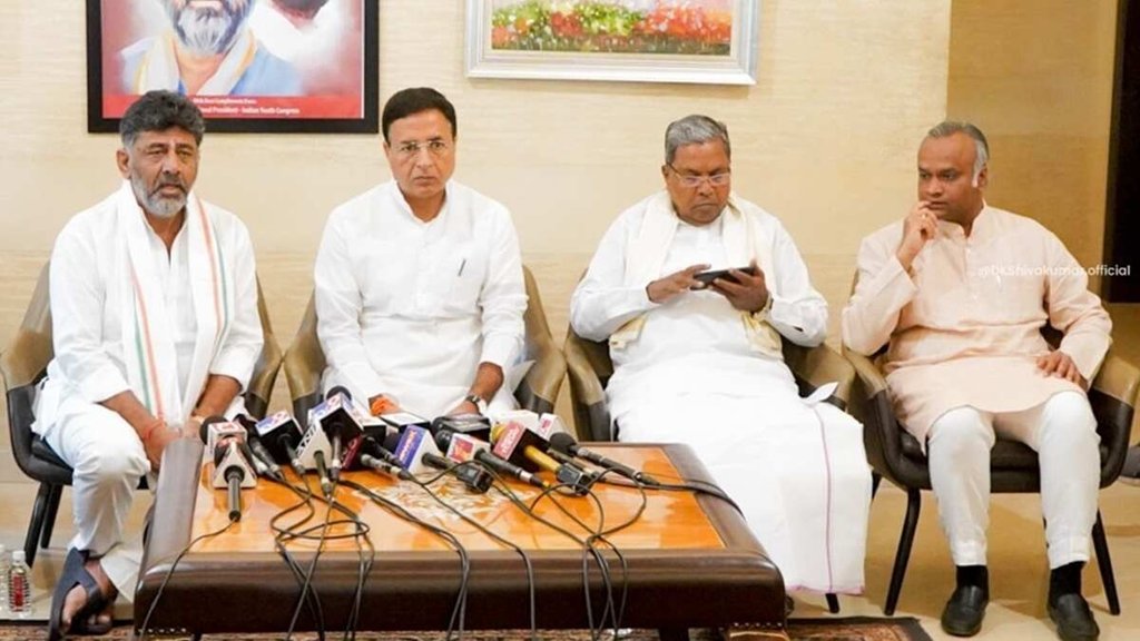 एक प्रेस कॉन्फ्रेंस के दौरान कांग्रेस विधायक दल के नेता सिद्धारमैया और अन्य के साथ केपीसीसी अध्यक्ष डी के शिवकुमार।(Image: Twitter @DKShivakumar)