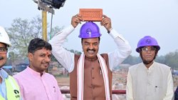 नौटंकी मास्टर की एक और नौटंकी- ‘श्री राम’ नाम का ईंट सिर पर रखे दिखे डिप्टी सीएम तो स्वामी प्रसाद मौर्य ने कसा तंज, हुई खिंचाई