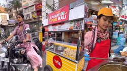 B Tech कर गोल-गप्पे बेचती है यह लड़की, बुलेट से खींचती है अपना ठेला