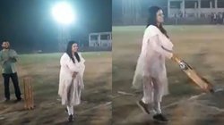 क्रिकेट की पिच पर छक्का लगाती नजर आईं TMC MP महुआ मोइत्रा, आये ऐसे रिएक्शन