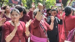 Osho ashram drama: ओशो कम्यून के बाहर रजनीश के अनुयायियों का विरोध, पुणे में 2 मुकदमे, 120 से ज्यादा लोगों पर मामला दर्ज