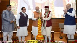 मुरली मनोहर जोशी ने जबरदस्ती पीएम नरेंद्र मोदी का हाथ पकड़ जलवाया दीप, वायरल हुआ वीडियो