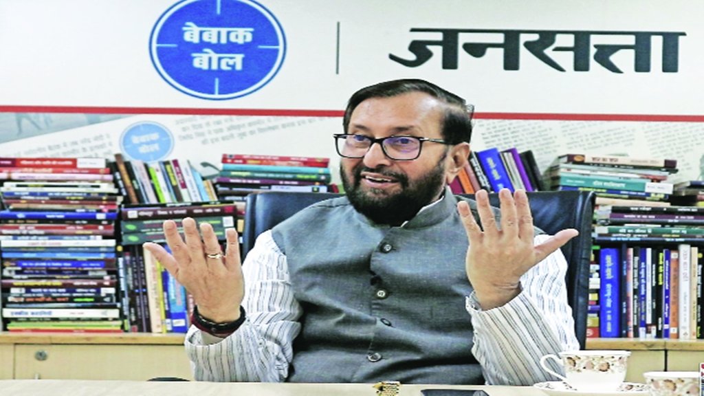 प्रकाश जावडेकर मूल रूप से महाराष्ट्र के उन नेताओं में से हैं जिनका राजनीतिक जन्म 1975 में आपातकाल के विरोध और जेल जाने के साथ शुरू हुआ। महाराष्ट्र में ‘संघर्ष रथ’ की अगुआई कर उन्होंने अपनी अलग छवि तैयार की। बैंक की नौकरी छोड़ कर राजनीति में आए जावडेकर ने मानव संसाधन विकास से लेकर पर्यावरण जैसे अहम मंत्रालय संभाले। ये भाजपा का वो भरोसेमंद चेहरा हैं जिन पर अहम मसलों को जनता के बीच पहुंचाने के लिए पार्टी भरोसा करती रही है। (सभी फोटो : ऊहिनी मुखोपाध्याय/शुभम कुमारा)